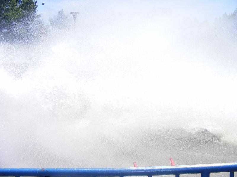 DSCF2451.JPG - The Big Splash they are about to get on.